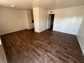 Building Photo - 712 E Craven Ave