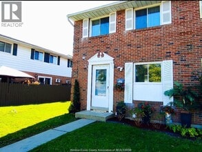 Building Photo - 3049 Meadowbrook Ln