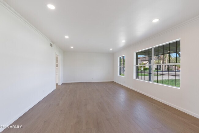 Building Photo - 6231 E Calle Del Paisano