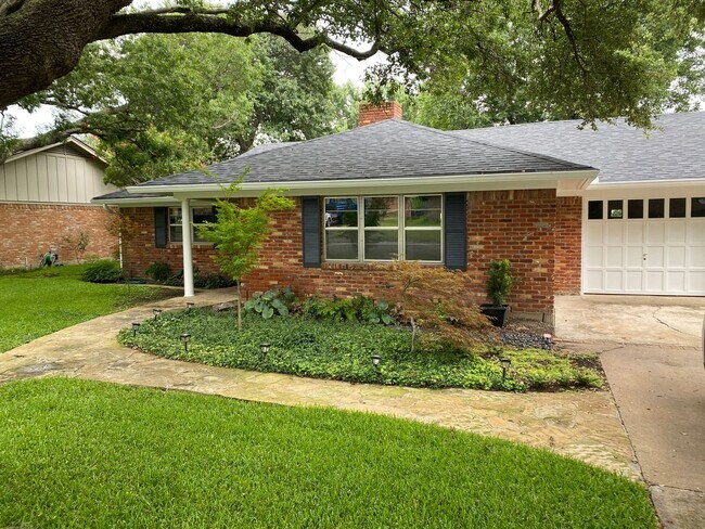 Building Photo - Adorable 3 Bedroom with recent updates you...