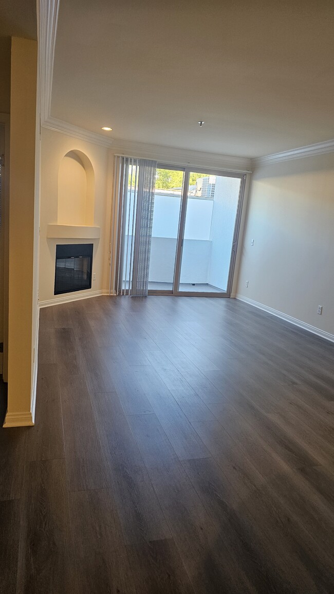 Building Photo - 949 N Croft Ave