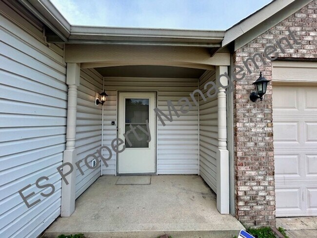 Building Photo - Wonderful Recently Remodeled 3 Bedroom 2 B...