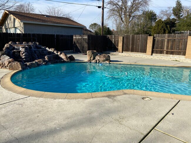 Foto del edificio - 2431 Brentwood Rd