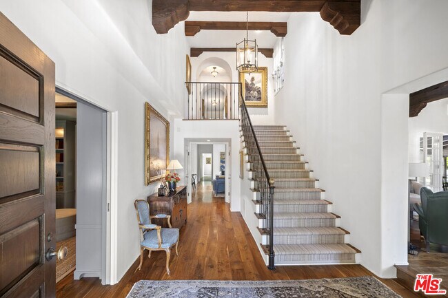 Building Photo - 523 N Roxbury Dr