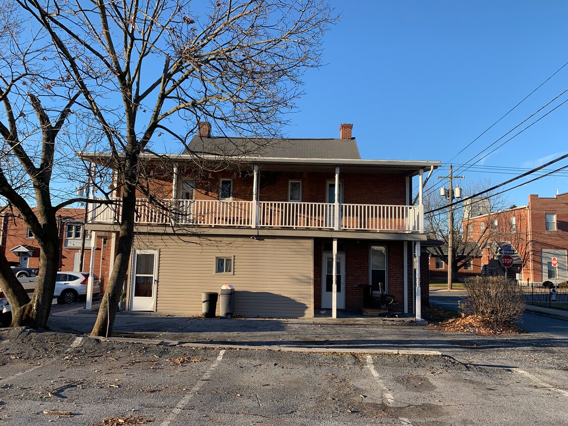Building Photo - Half House 3Bedroom/1Bath- private parking