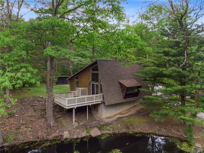 Building Photo - 306 Lake Lodge Dr