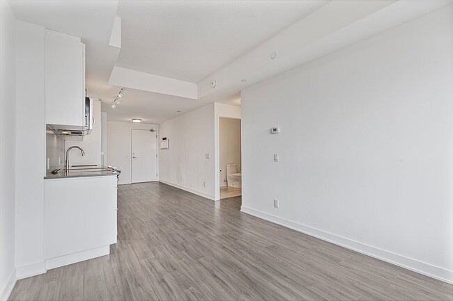 Building Photo - 681 Yonge St