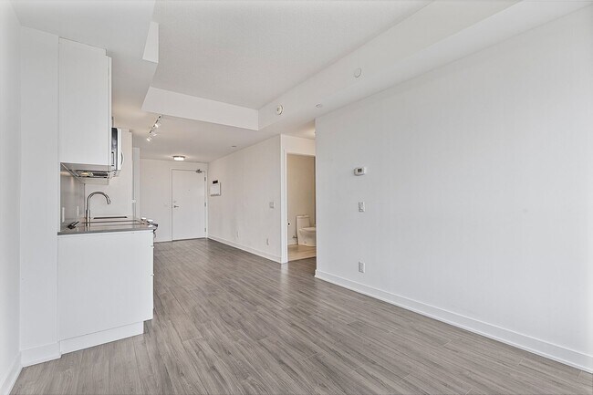 Building Photo - 681 Yonge St