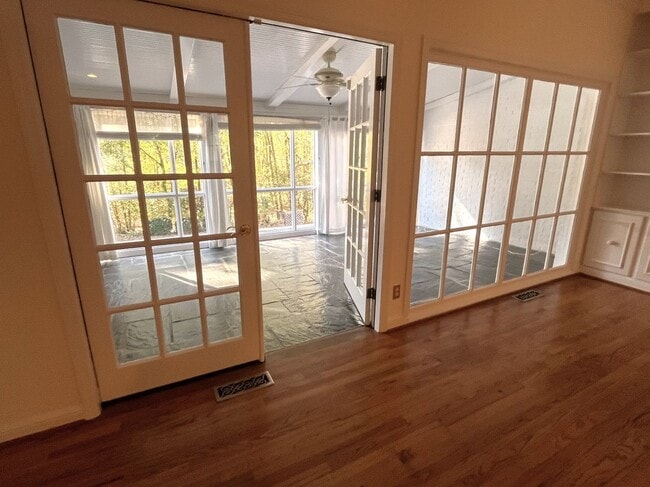 Foto del edificio - 3512 Paces Pl NW