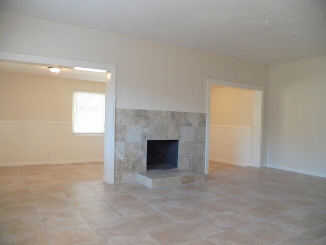 Building Photo - Wonderful 3/2 Home W/ Fireplace