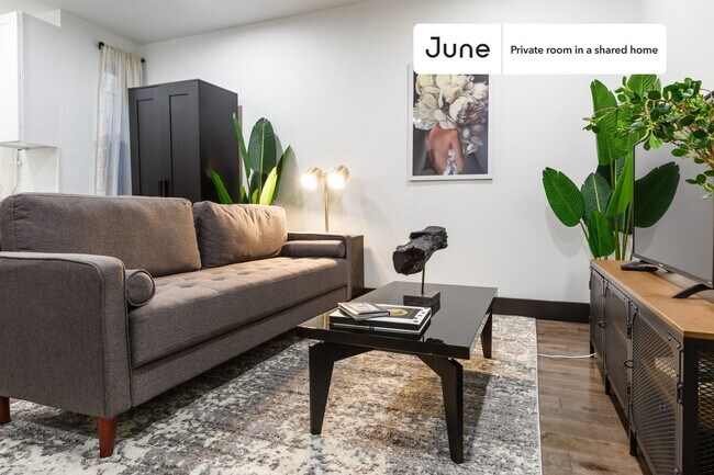 Building Photo - Private bedroom in 3 bed/1 bath Home