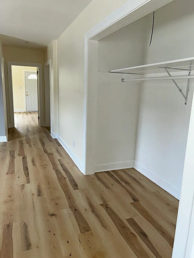 Foto del edificio - Room in Duplex on Richardson Ave