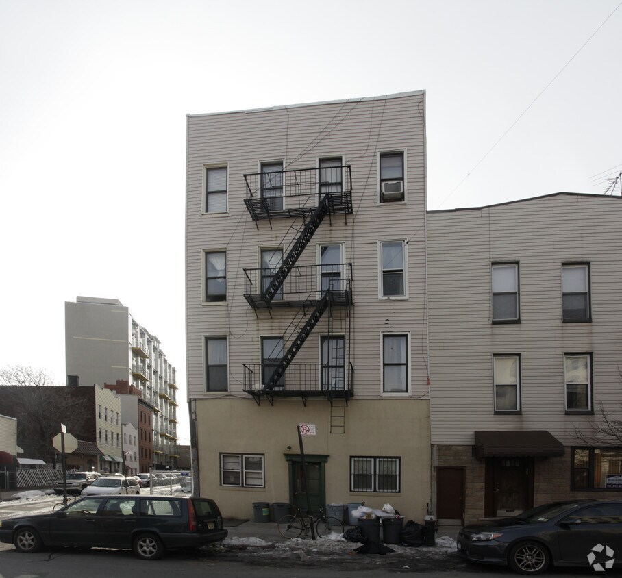 Building Photo - 192 Greenpoint Ave