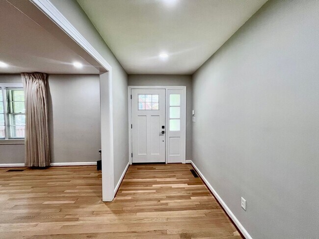 Foto del edificio - STUNNING home with fully finished BASEMENT!!!