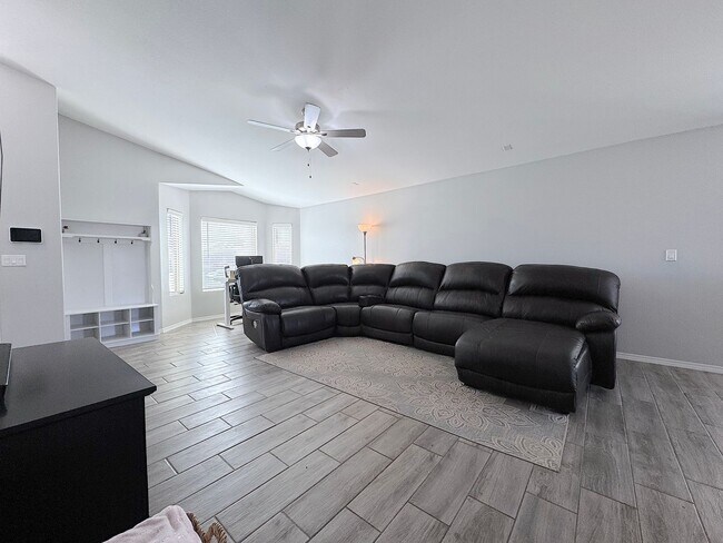 Building Photo - Beautiful 3 Bed 2 Bath with Refrig A/C!