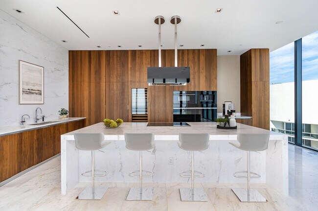 Building Photo - 17141 Collins Ave