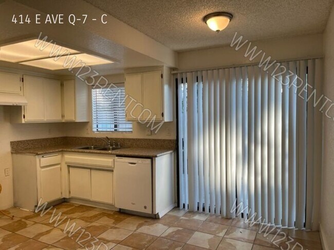 Foto del edificio - 2BD/ 1.5 BATH PALMDALE EAST TOWNHOUSE