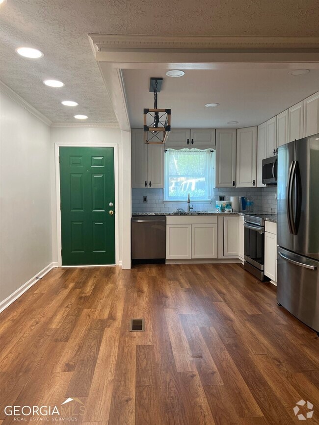 South Lumpkin Apartments for Rent with a Living Room Athens, GA 1