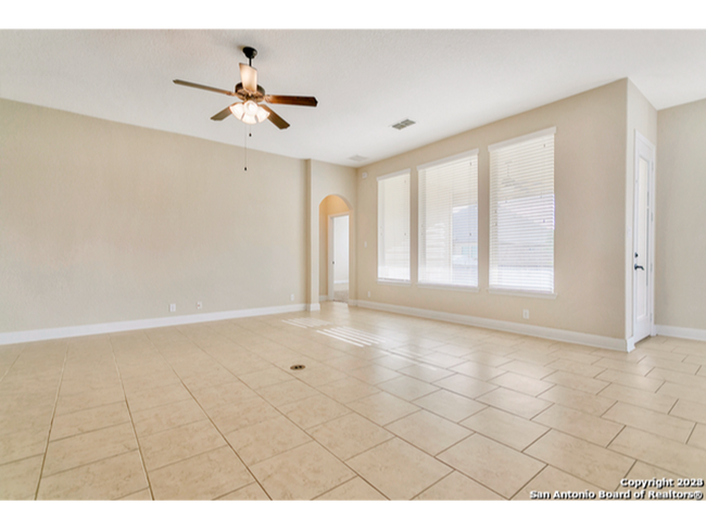 Foto del edificio - Charming Home Awaits: Spacious & Modern Li...