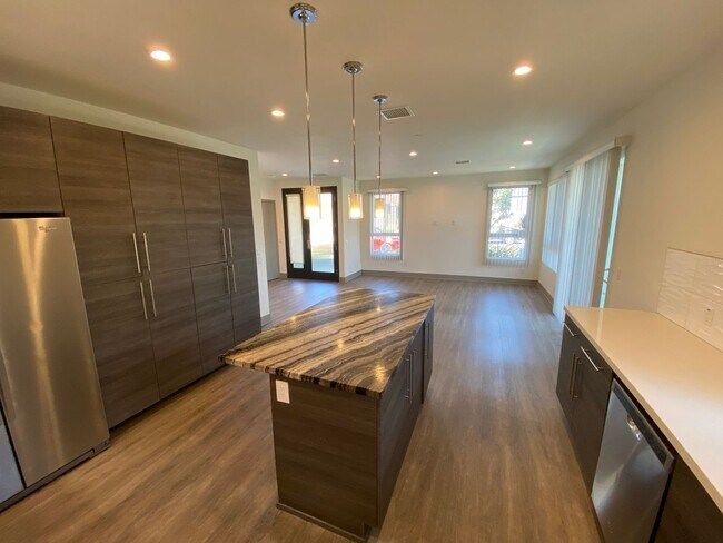 Foto del edificio - 6548 86th