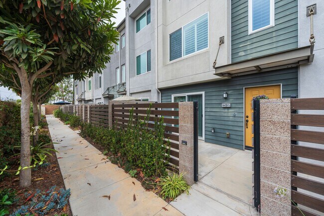 Foto del edificio - Beautiful Gardena Condominium in Gated Com...