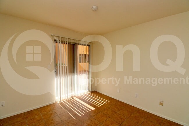 Foto del edificio - 1810 E Blacklidge Dr