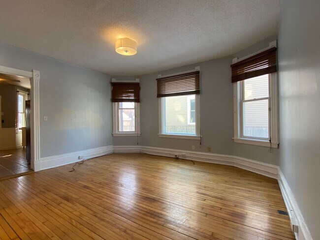 Building Photo - WE HAVE A CUTE & CLASSY RENTAL ON 16TH!