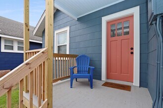 Building Photo - 215 E Cummings Ave