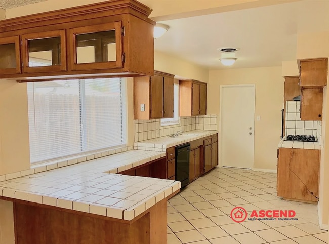 Building Photo - Lovely Home in Northeast Bakersfield!