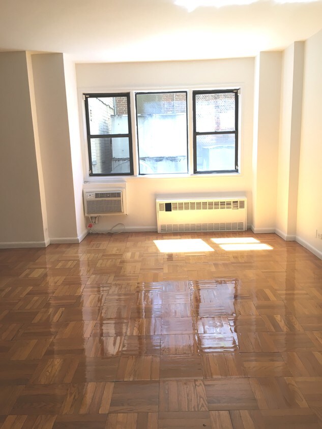 Primary Photo - 155 E 18th St