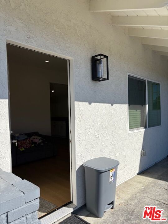 Foto del edificio - 9736 Tujunga Canyon Pl