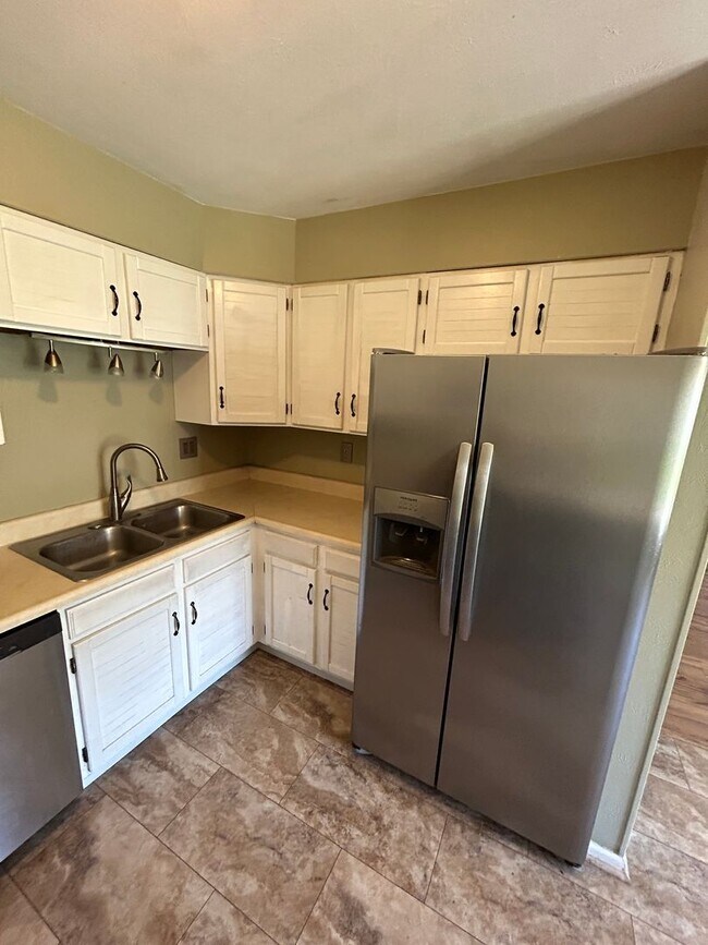 Foto del edificio - 2-Bedroom Townhome with attached 2-car garage