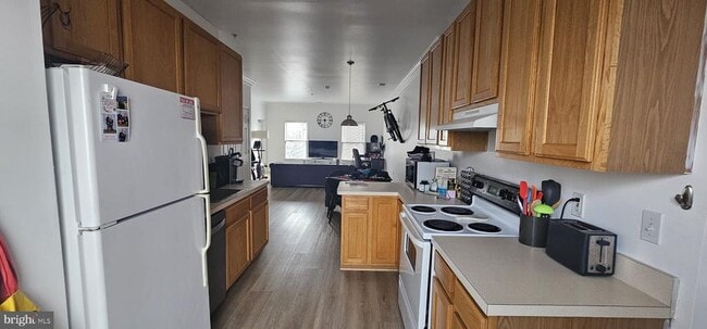 Building Photo - 422 Main St