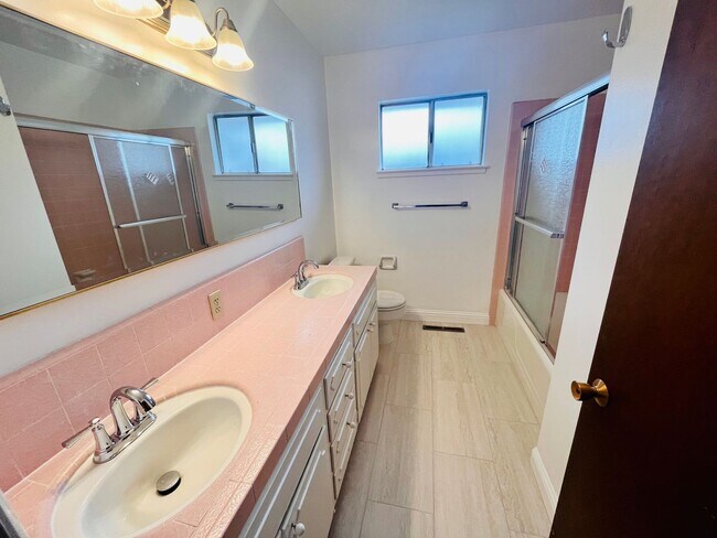 Foto del edificio - $2,100 3 Bedroom / 2 Bath plus Bonus Room ...