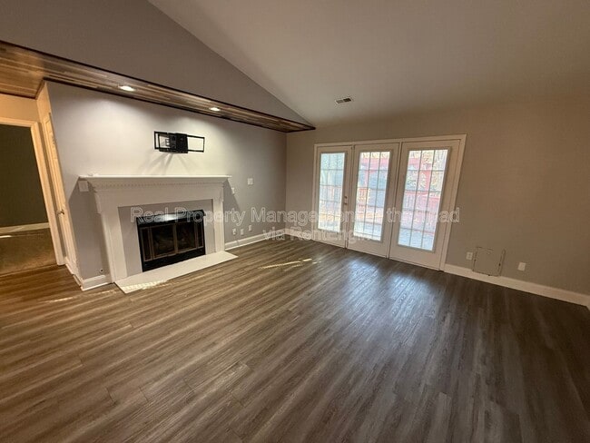 Foto del edificio - 1319 Glen Raven Ct