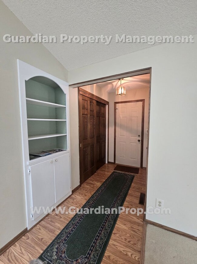 Building Photo - Available now! Spacious Shoreview Home, En...