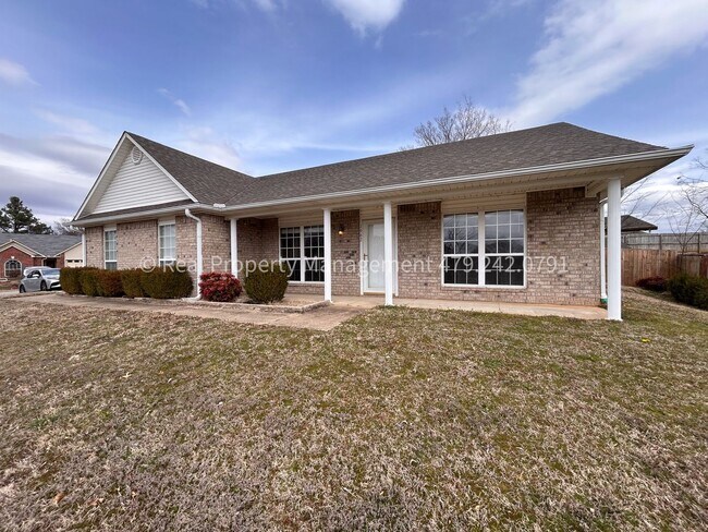 Building Photo - Greenwood House 3 Bed 2 Bath
