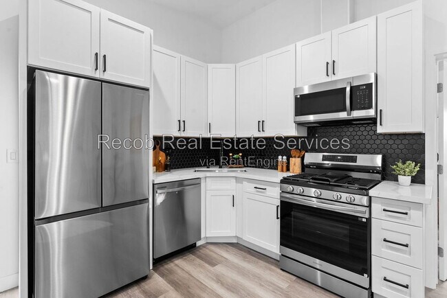 Building Photo - 832 Desty St