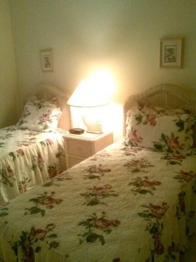 Building Photo - Beautiful 2 Bedroom plus den, 2 Bathroom C...