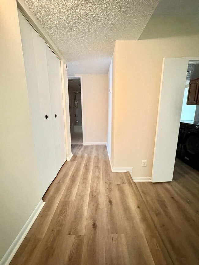 Building Photo - Bright And Cozy 2 Bed 1 Bath Condo With Pa...