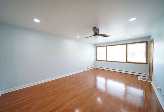 Building Photo - 8548 W Lawrence Ave