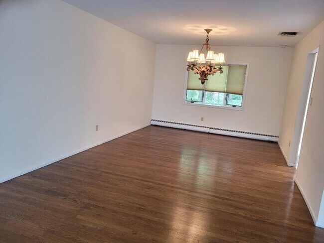 Foto del edificio - 36 Long Ridge Rd
