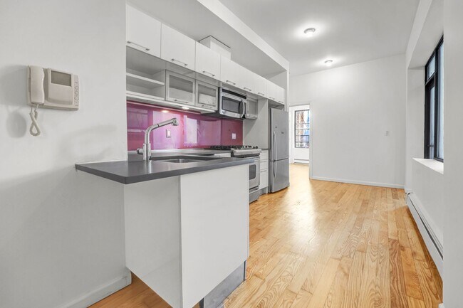 Foto del edificio - Welcoming  1-Bedroom with Home Office and Private Terrace.