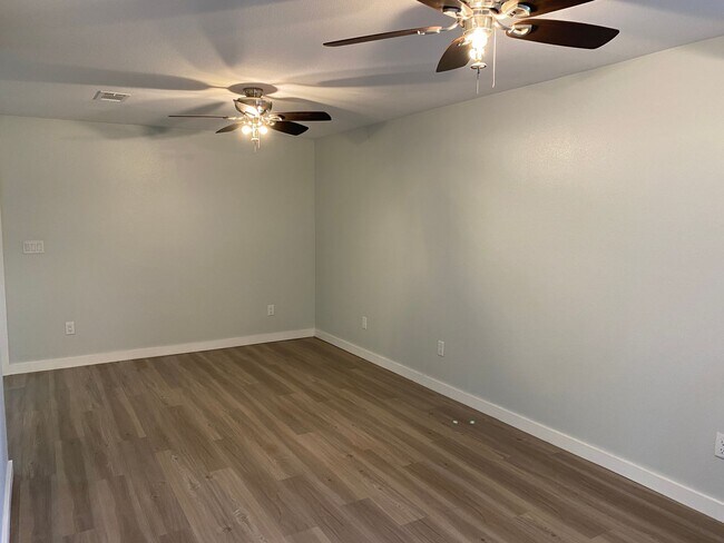 Building Photo - Great Northeast location!