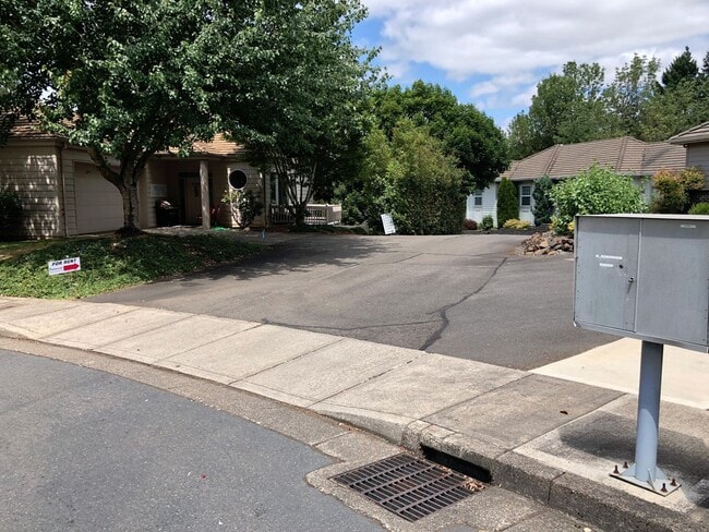 Building Photo - Beautiful Three Bedroom Duplex in South Salem