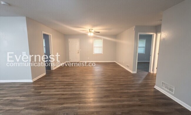 Building Photo - 715 W Creek Cir
