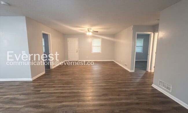 Foto del edificio - 715 W Creek Cir