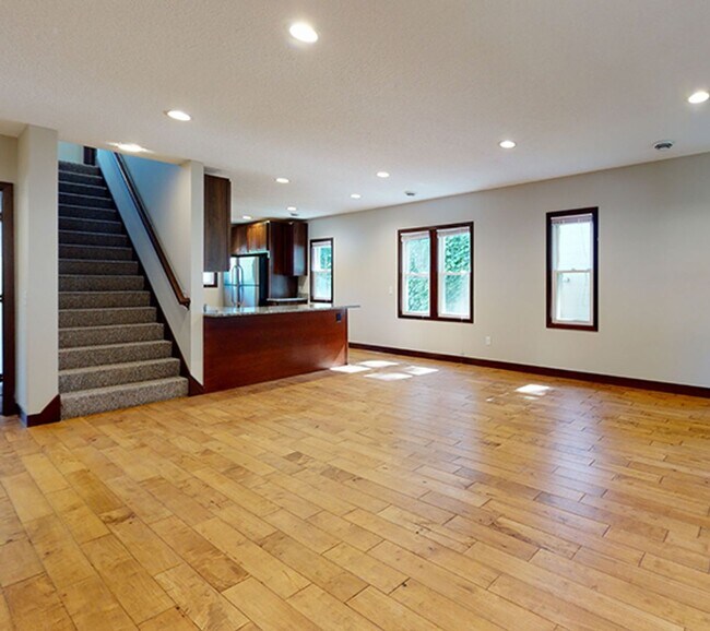 Building Photo - Affordable five bedroom house close to U o...