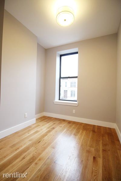 Building Photo - 706 Halsey St