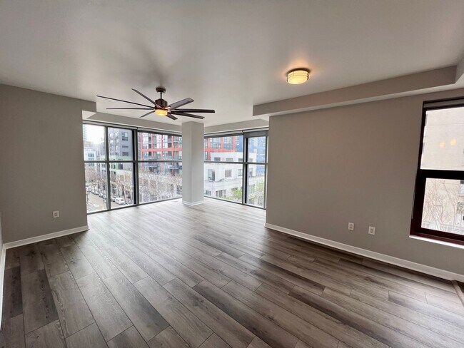 Foto del edificio - Beautiful 2B/2BA Downtown Corner Unit Cond...